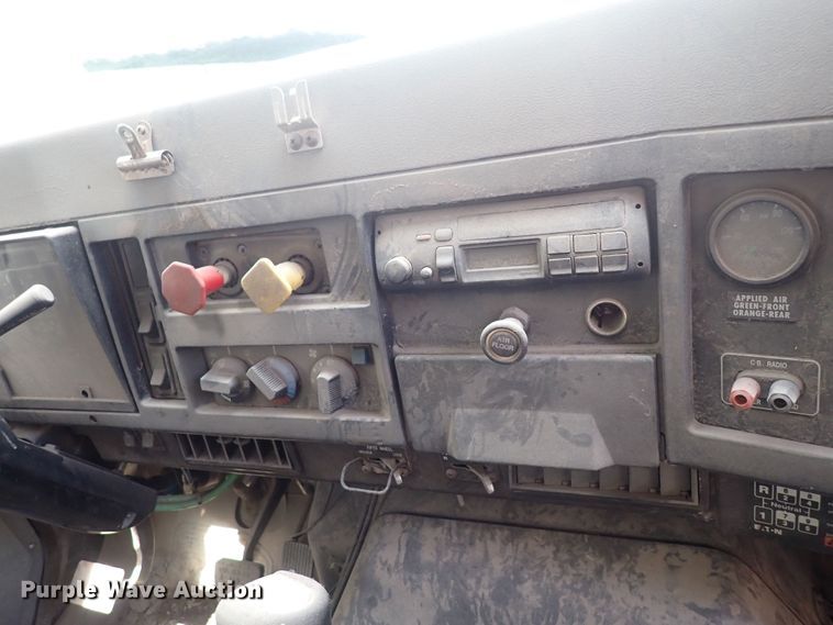 image for item DF8354 1995 International 8200  dump truck