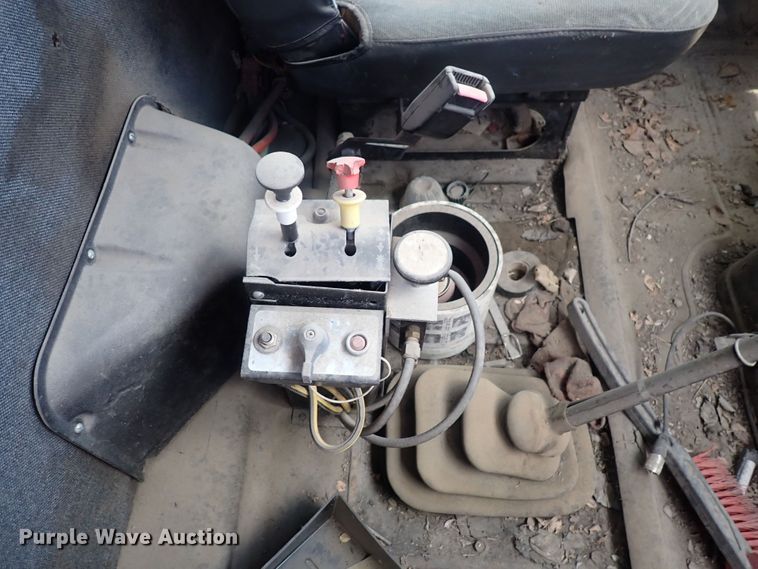 image for item DF8354 1995 International 8200  dump truck