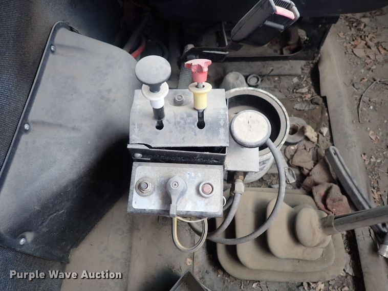 image for item DF8354 1995 International 8200  dump truck