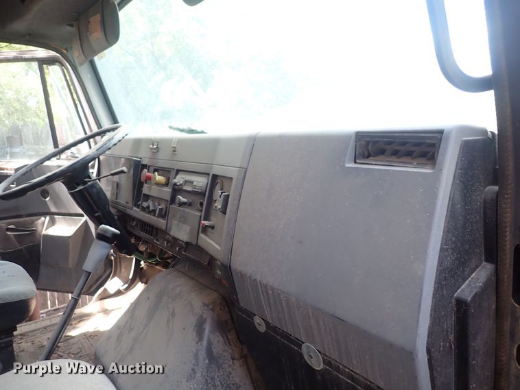 image for item DF8354 1995 International 8200  dump truck