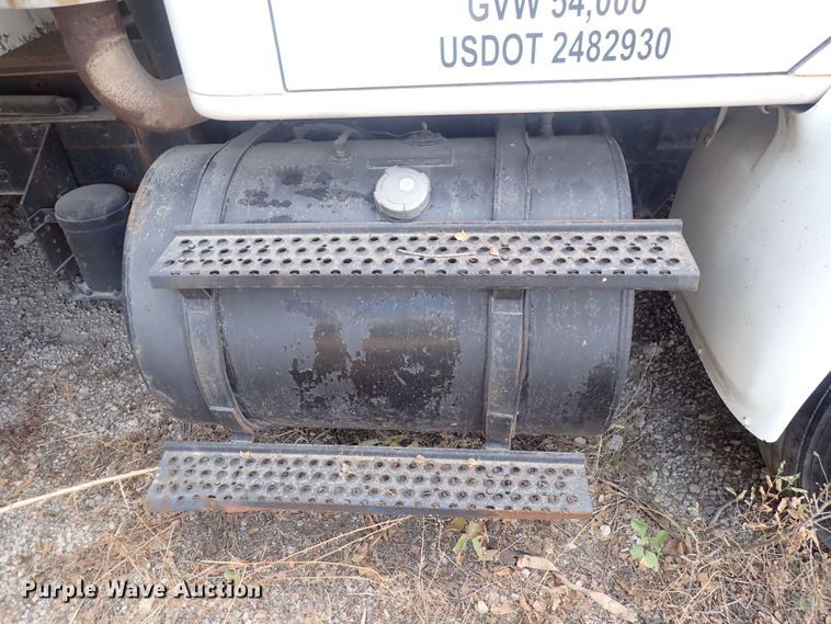 image for item DF8354 1995 International 8200  dump truck