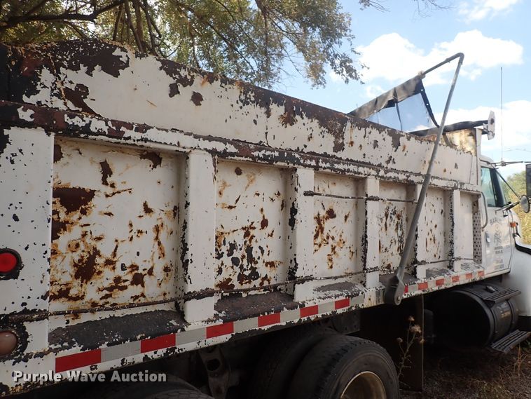 image for item DF8354 1995 International 8200  dump truck