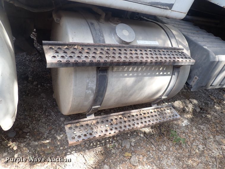 image for item DF8354 1995 International 8200  dump truck