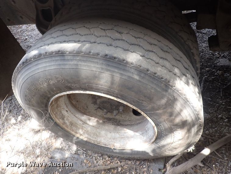 image for item DF8354 1995 International 8200  dump truck