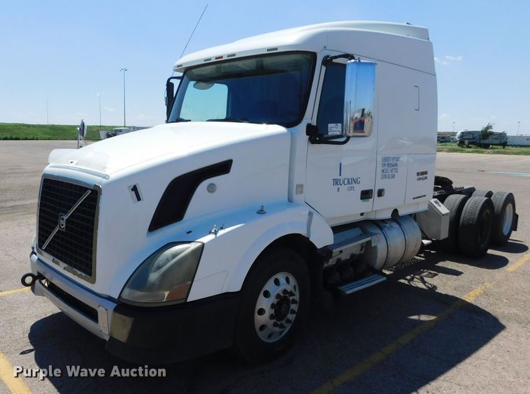 image for item DJ7714 2009 Volvo VNL  semi truck