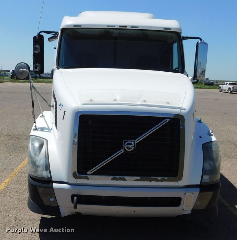 image for item DJ7714 2009 Volvo VNL  semi truck