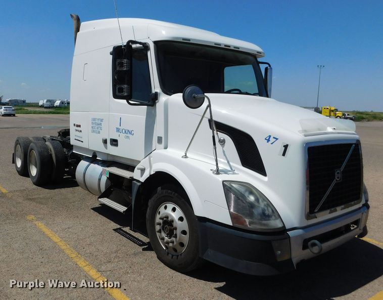 image for item DJ7714 2009 Volvo VNL  semi truck