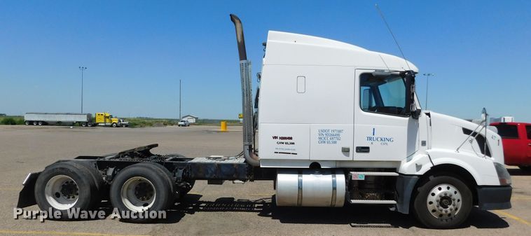 image for item DJ7714 2009 Volvo VNL  semi truck