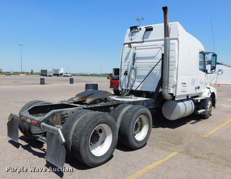 image for item DJ7714 2009 Volvo VNL  semi truck
