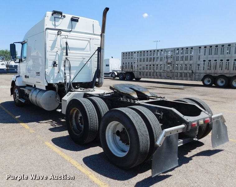 image for item DJ7714 2009 Volvo VNL  semi truck