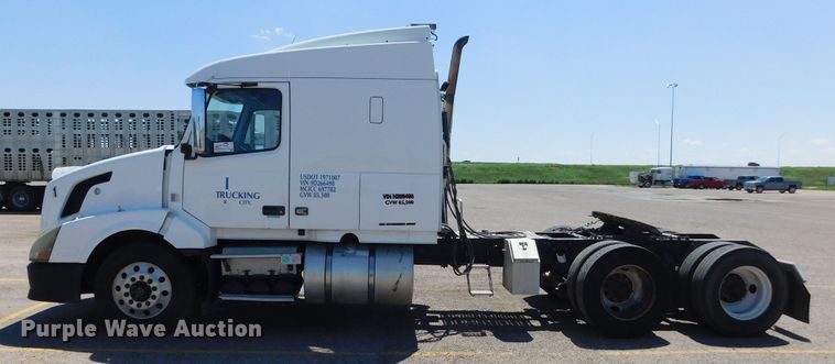 image for item DJ7714 2009 Volvo VNL  semi truck