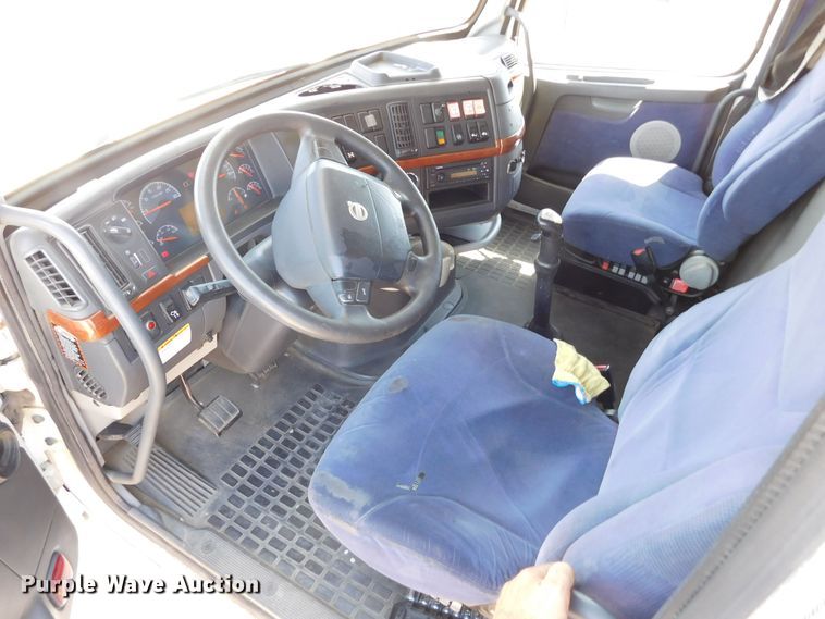 image for item DJ7714 2009 Volvo VNL  semi truck