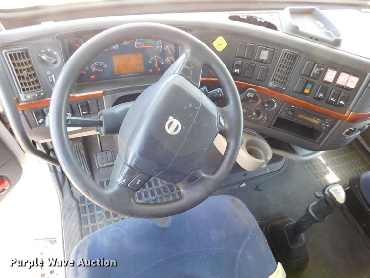 image for item DJ7714 2009 Volvo VNL  semi truck