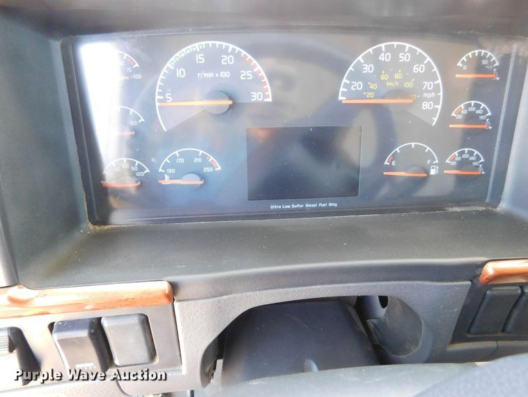 image for item DJ7714 2009 Volvo VNL  semi truck