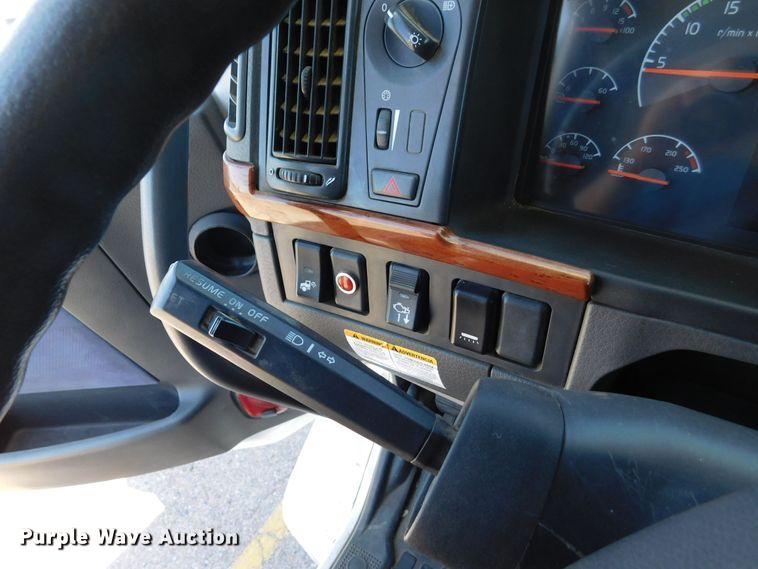 image for item DJ7714 2009 Volvo VNL  semi truck