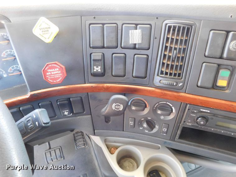 image for item DJ7714 2009 Volvo VNL  semi truck