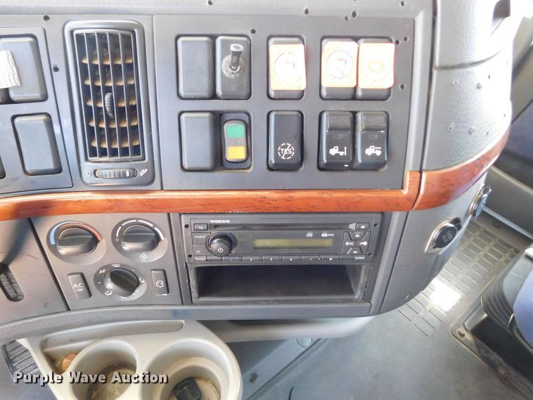 image for item DJ7714 2009 Volvo VNL  semi truck