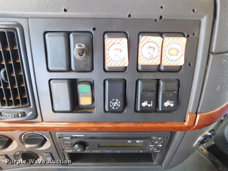 image for item DJ7714 2009 Volvo VNL  semi truck