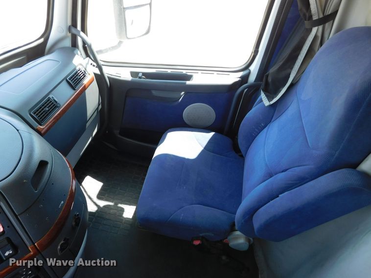 image for item DJ7714 2009 Volvo VNL  semi truck