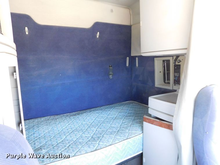 image for item DJ7714 2009 Volvo VNL  semi truck