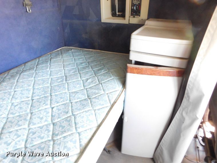 image for item DJ7714 2009 Volvo VNL  semi truck