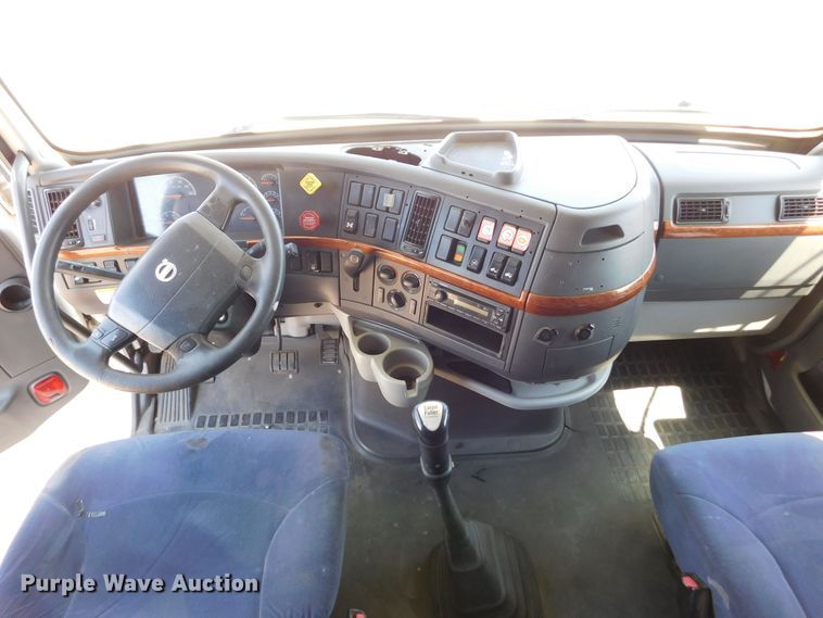 image for item DJ7714 2009 Volvo VNL  semi truck