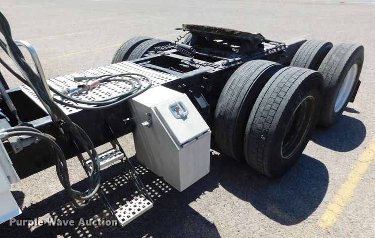 image for item DJ7714 2009 Volvo VNL  semi truck