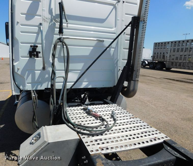 image for item DJ7714 2009 Volvo VNL  semi truck