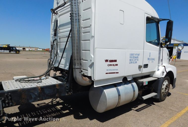 image for item DJ7714 2009 Volvo VNL  semi truck
