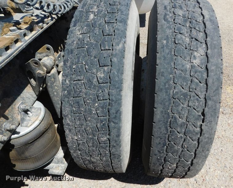 image for item DJ7714 2009 Volvo VNL  semi truck