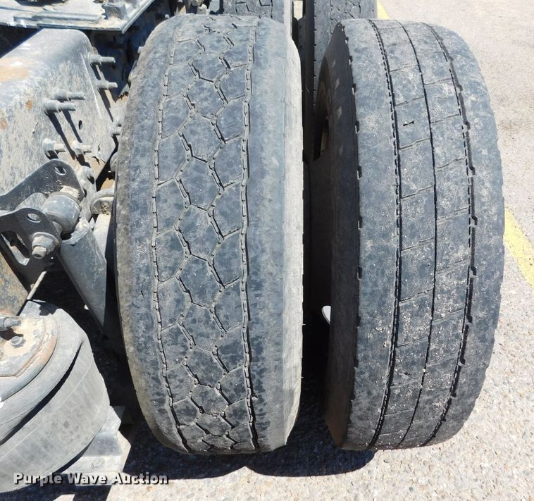 image for item DJ7714 2009 Volvo VNL  semi truck