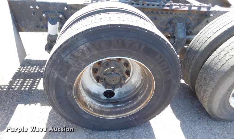 image for item DJ7714 2009 Volvo VNL  semi truck