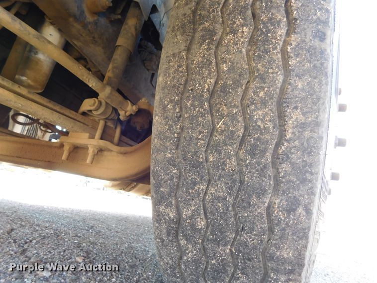 image for item DJ7714 2009 Volvo VNL  semi truck