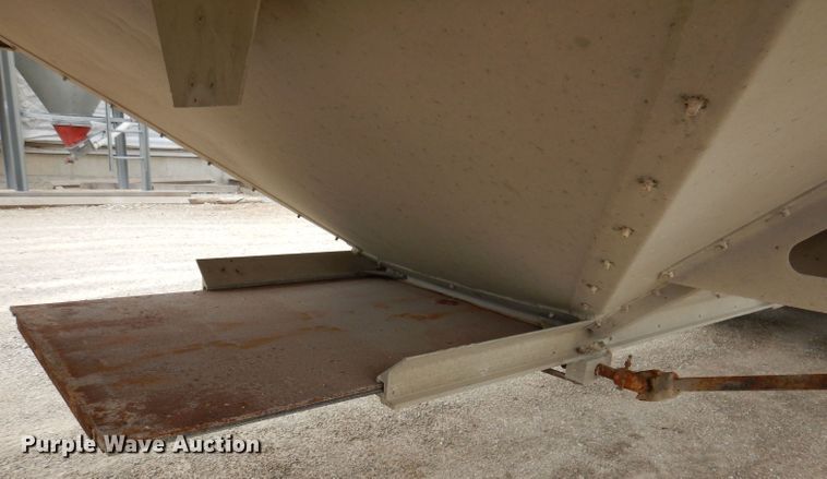 image for item DK2024 1998 Cornhusker 800  grain trailer