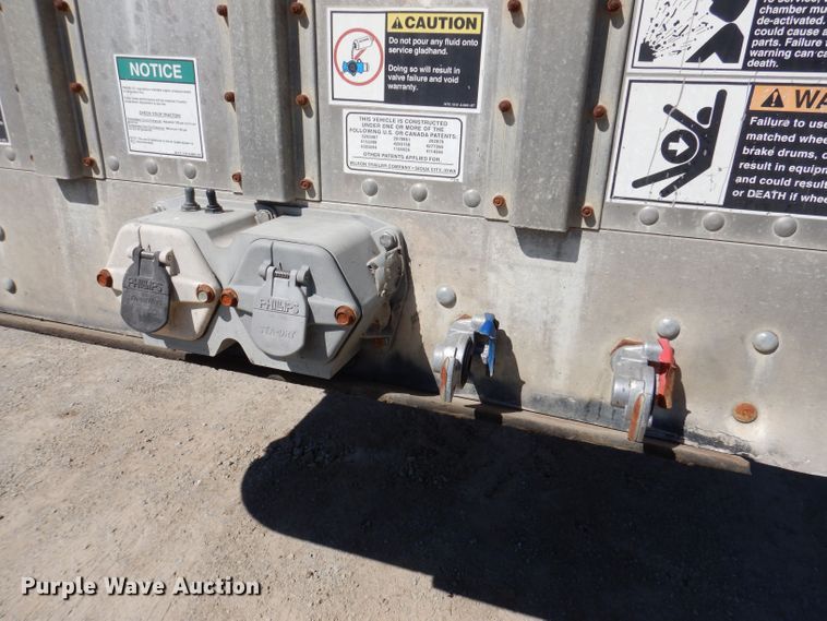 image for item DK2025 2006 Wilson PSADL-400P  livestock trailer