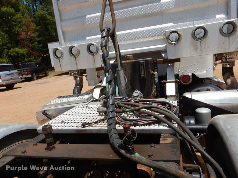 image for item DK6995 2003 Peterbilt 379  semi truck