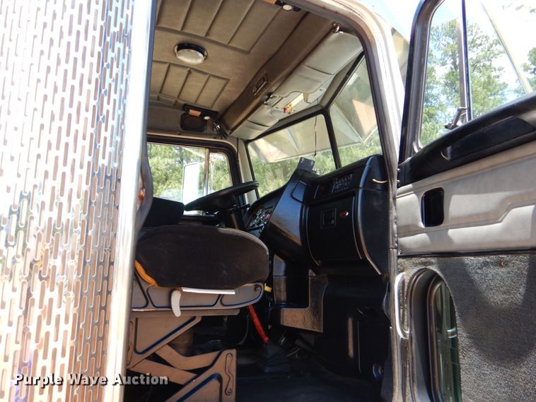 image for item DK6995 2003 Peterbilt 379  semi truck