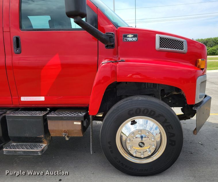 image for item DM8011 2004 Chevrolet C7500  Crew Cab flatbed truck