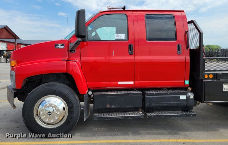 image for item DM8011 2004 Chevrolet C7500  Crew Cab flatbed truck
