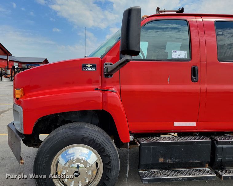 image for item DM8011 2004 Chevrolet C7500  Crew Cab flatbed truck