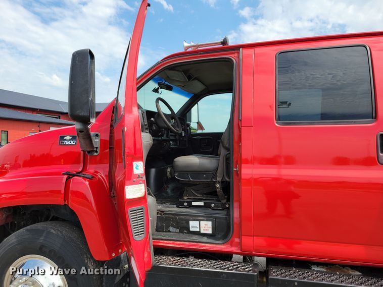 image for item DM8011 2004 Chevrolet C7500  Crew Cab flatbed truck