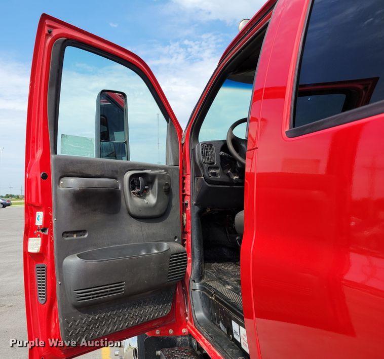 image for item DM8011 2004 Chevrolet C7500  Crew Cab flatbed truck