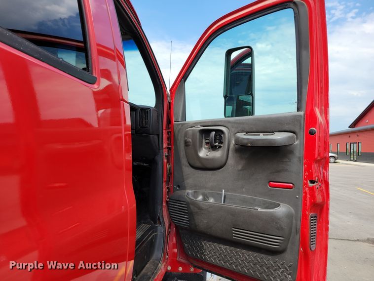 image for item DM8011 2004 Chevrolet C7500  Crew Cab flatbed truck