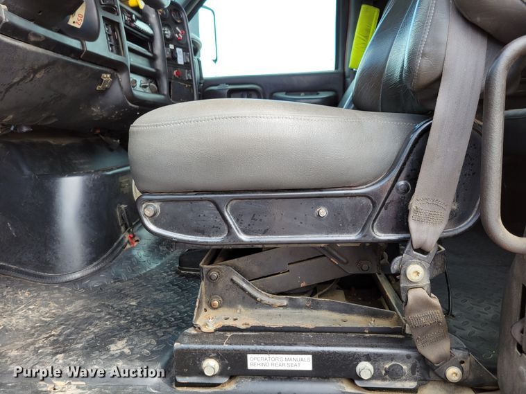 image for item DM8011 2004 Chevrolet C7500  Crew Cab flatbed truck