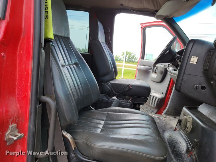 image for item DM8011 2004 Chevrolet C7500  Crew Cab flatbed truck