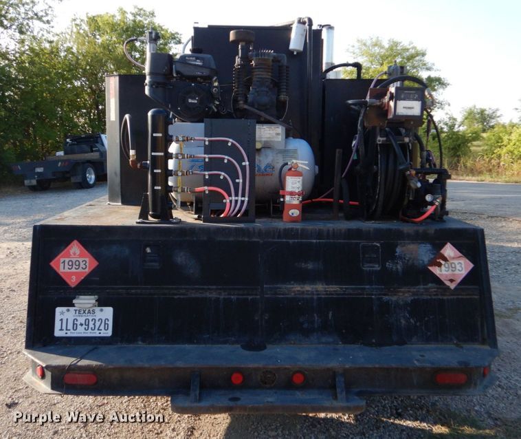 image for item DO1506 1999 International 8100  fuel / lube truck