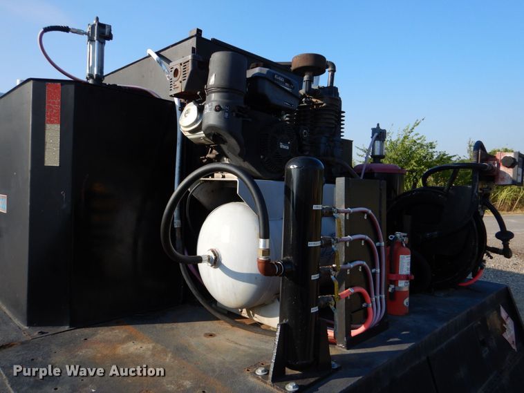 image for item DO1506 1999 International 8100  fuel / lube truck