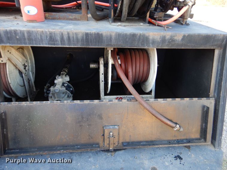 image for item DO1506 1999 International 8100  fuel / lube truck