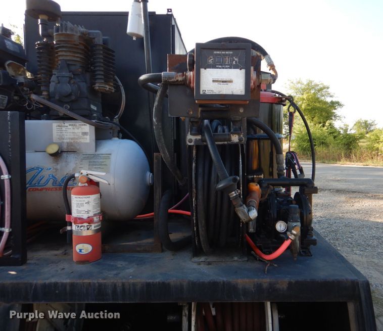 image for item DO1506 1999 International 8100  fuel / lube truck