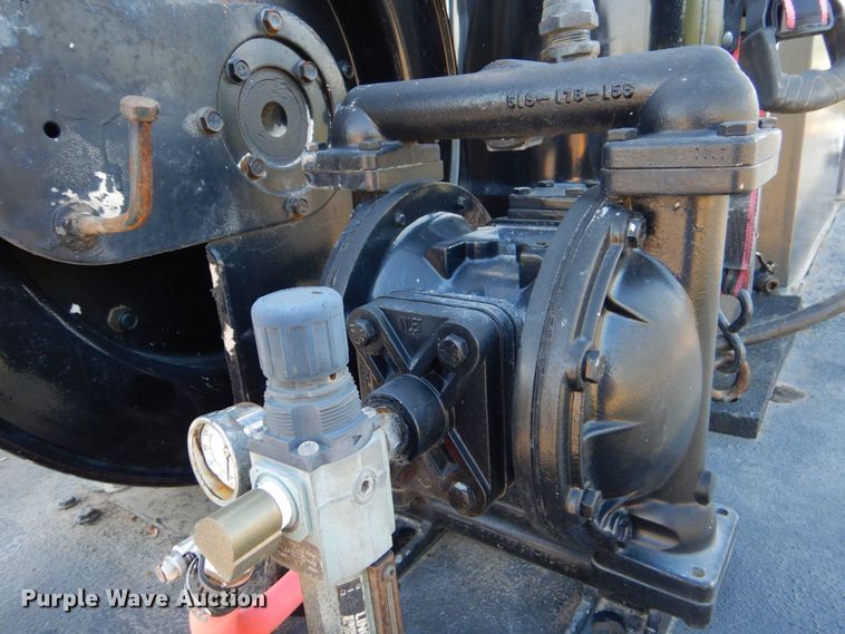 image for item DO1506 1999 International 8100  fuel / lube truck